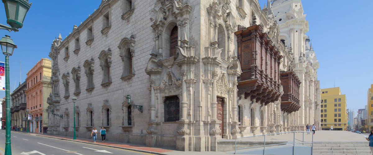 Plaza Mayor cho thấy cảnh đường phố và kiến trúc di sản