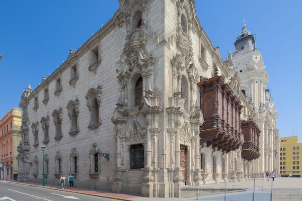 Plaza Mayor mit einem historische Architektur und Straßenszenen