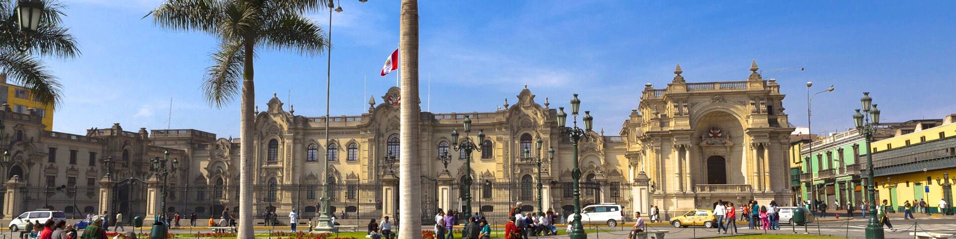 Government Palace showing a garden, heritage elements and an administrative buidling