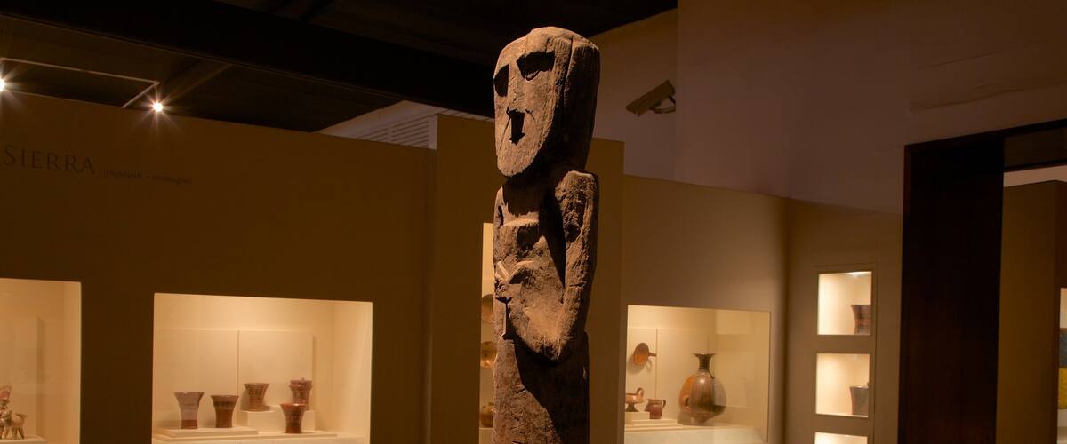 Museu do Larco caracterizando uma estátua ou escultura e vistas internas