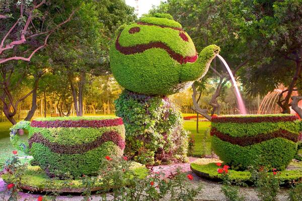 Parco dell\'Esposizione che include giardino, arte urbana e fiori