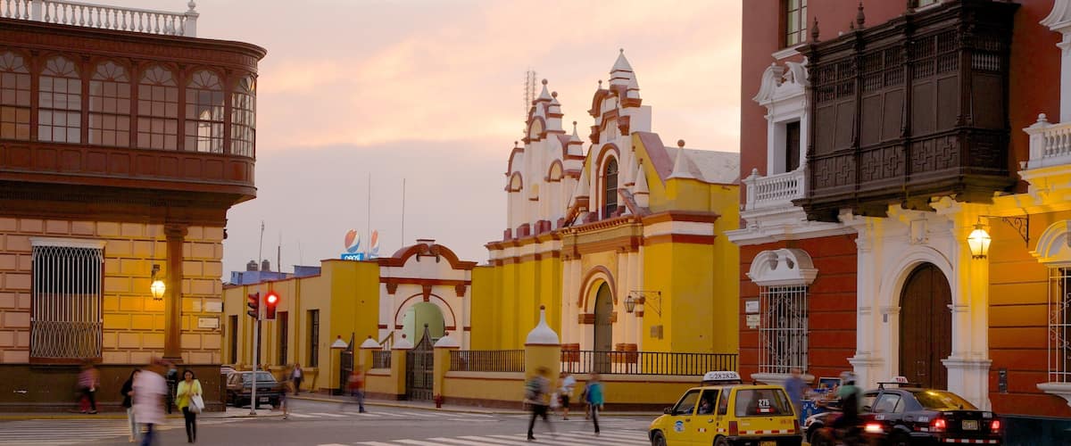 Trujillo Plaza de Armas welches beinhaltet Straßenszenen, Sonnenuntergang und Stadt