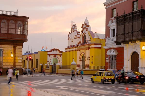 Place d\'Armes de Trujillo montrant scĂšnes de rue, ville et coucher de soleil