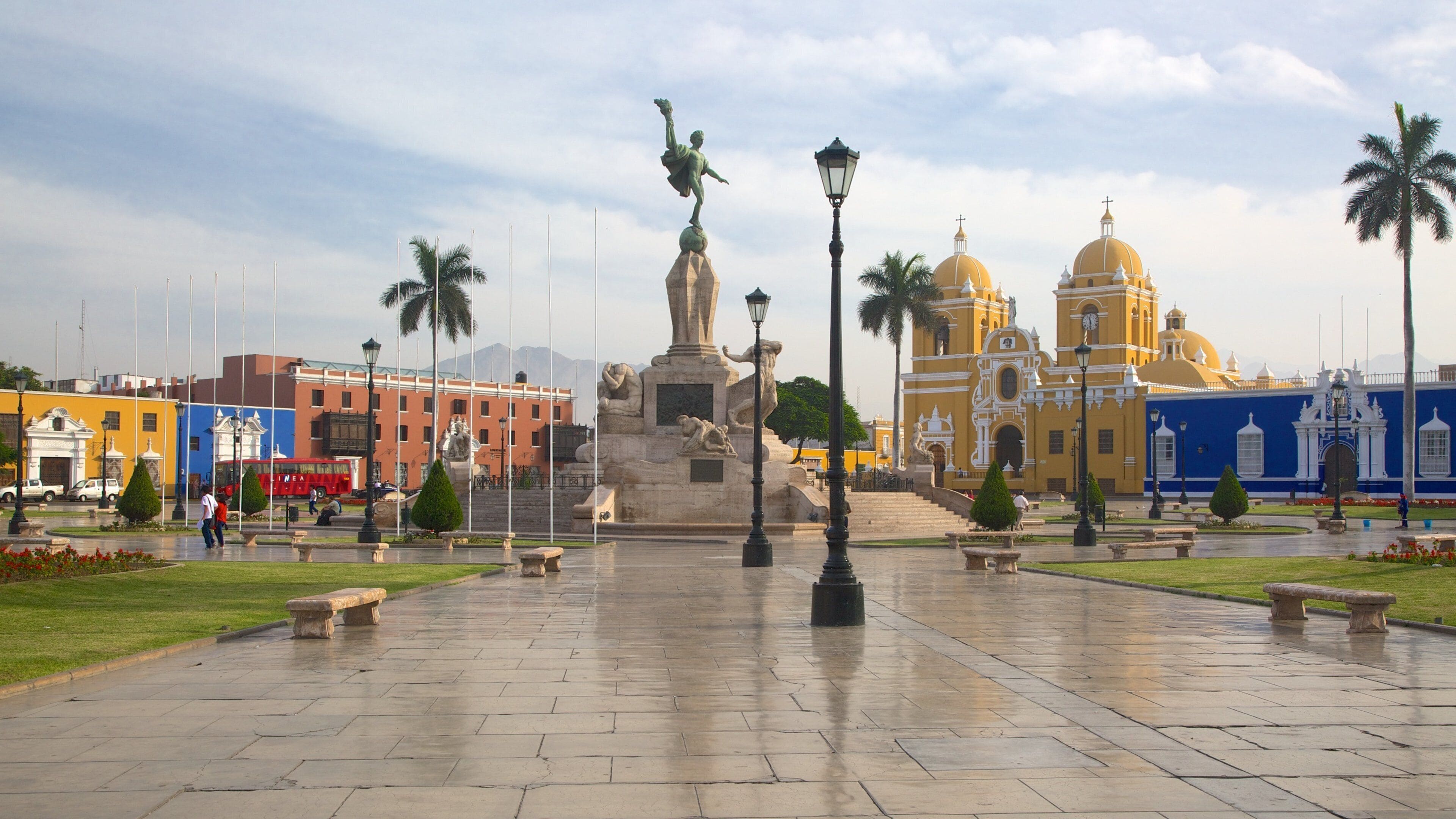 Plaza de Armas de Trujillo ofreciendo un parque o plaza