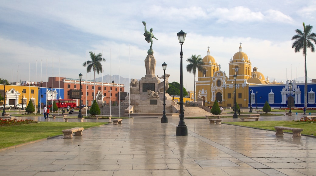Plaza de Armas de Trujillo ofreciendo un parque o plaza