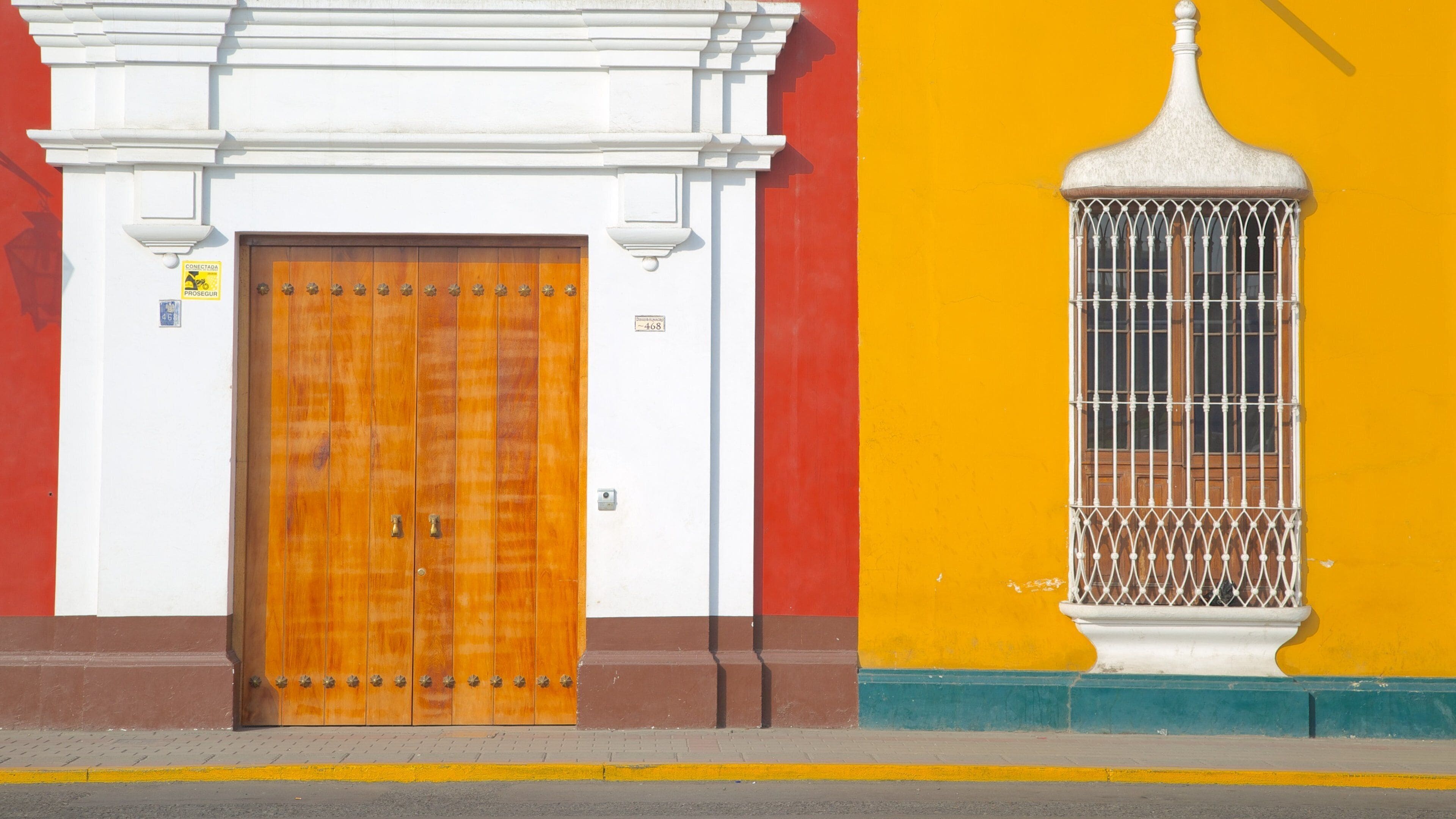 Trujillo Plaza de Armas showing street scenes and a house