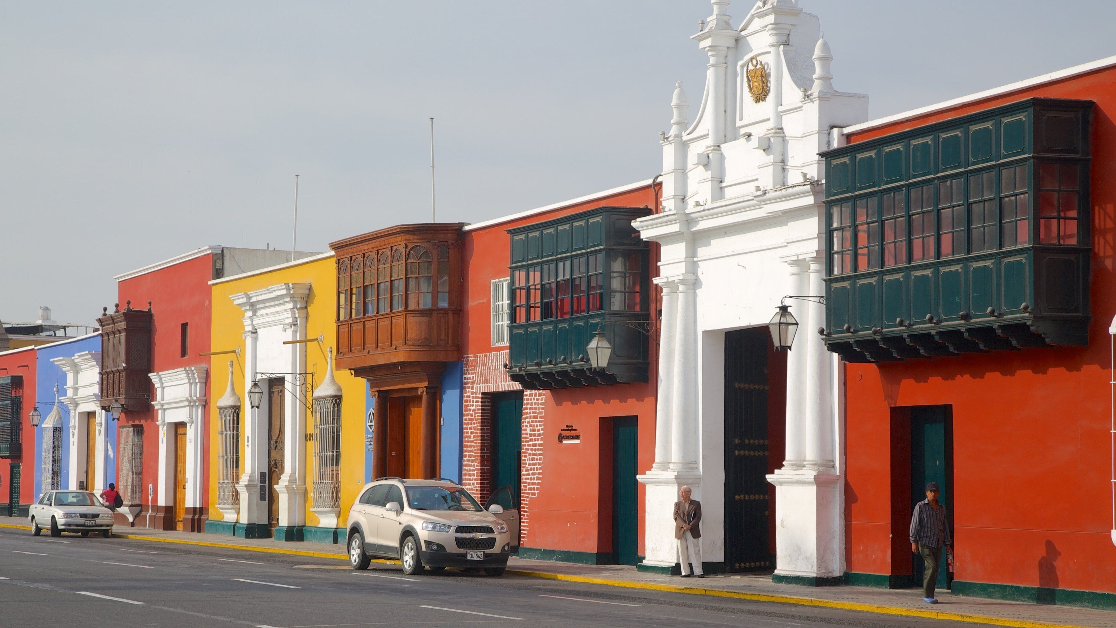 Trujillo Plaza de Armas featuring street scenes and a house