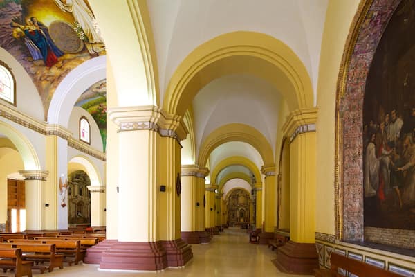 Cathédrale de Trujillo qui includes vues intérieures et église ou cathédrale