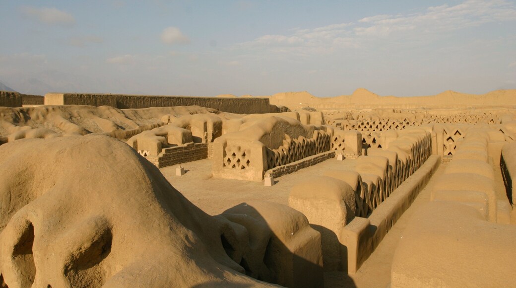 Chan Chan featuring heritage elements, heritage architecture and a ruin