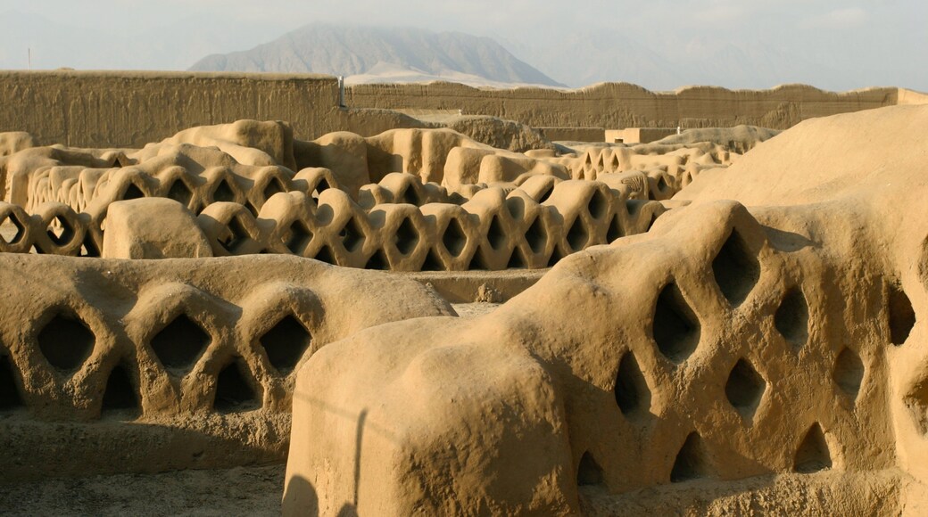 찬찬 을 보여주는 문화유산 요소, 유적지 과 문화유산 건축