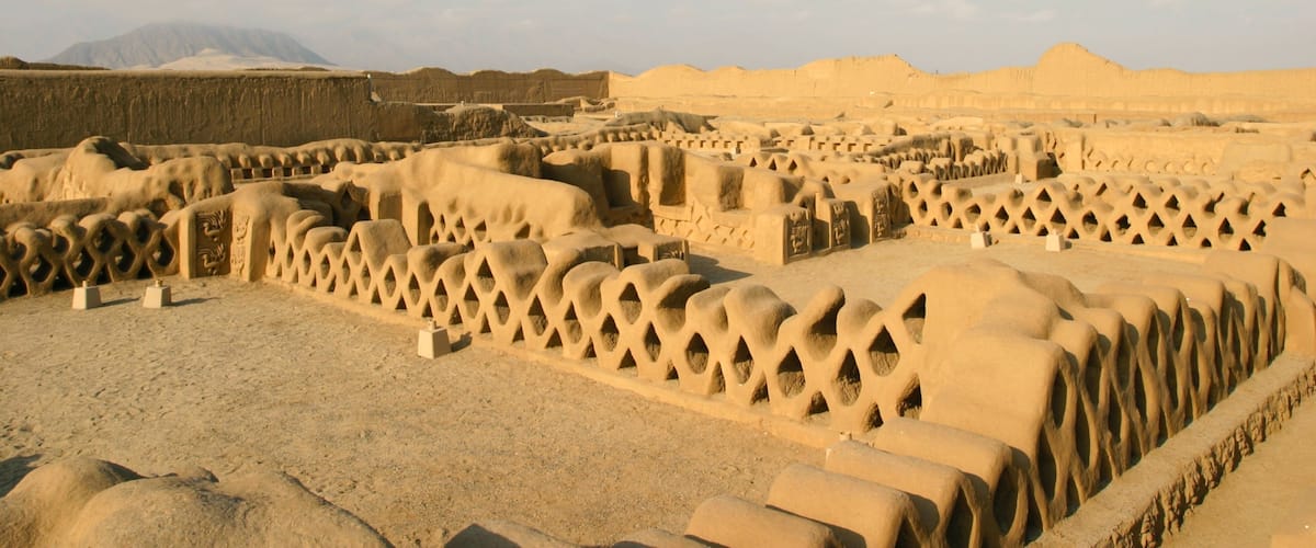 Chan Chan showing heritage architecture, a ruin and heritage elements