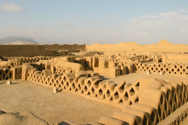 Chan Chan showing heritage architecture, a ruin and heritage elements