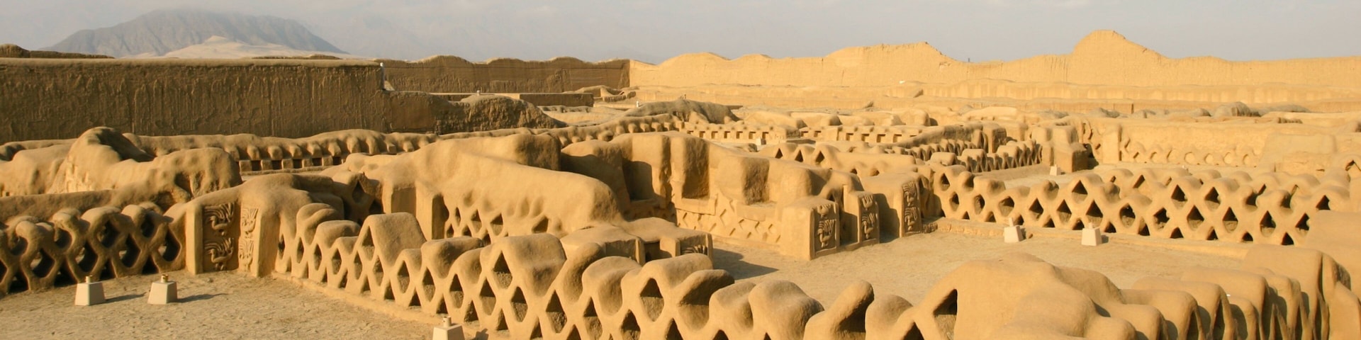 Chan Chan showing heritage architecture, a ruin and heritage elements