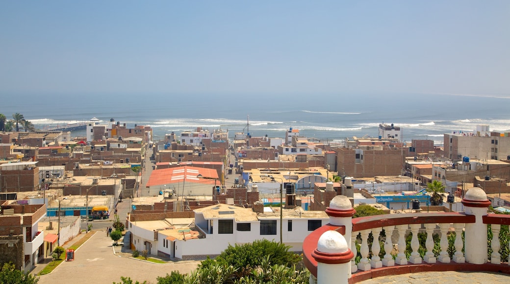 Plage de Huanchaco montrant vues littorales et ville cĂŽtiĂšre