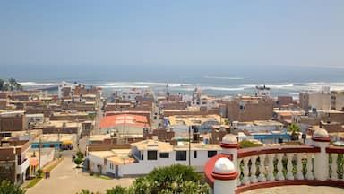 Playa Huanchaco que incluye vistas generales de la costa y una ciudad costera