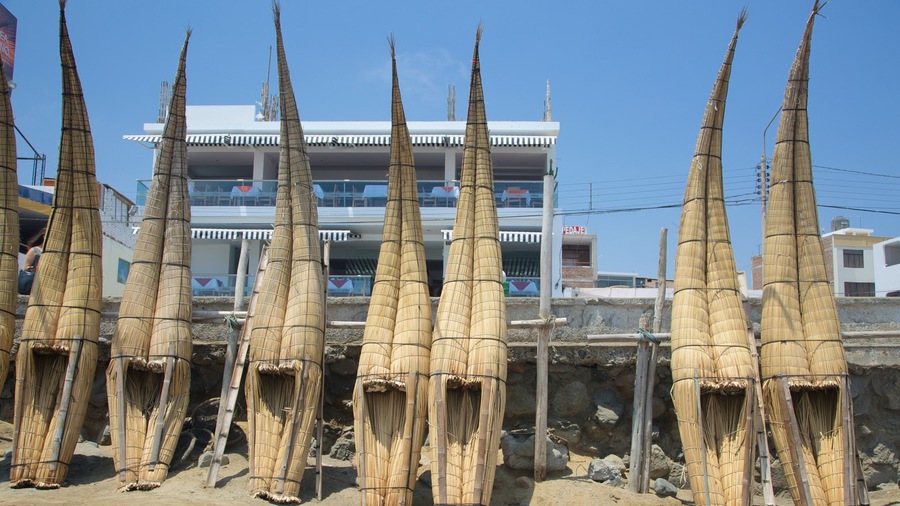 Praia de Huanchaco que inclui arte ao ar livre e cultura nativa