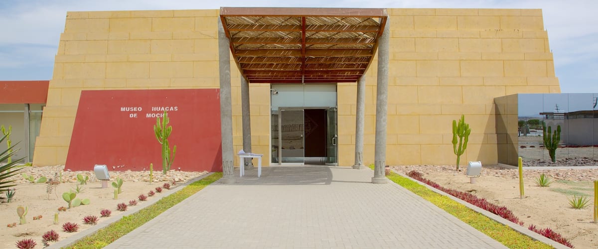 Huaca de la Luna das einen Straßenszenen und moderne Architektur