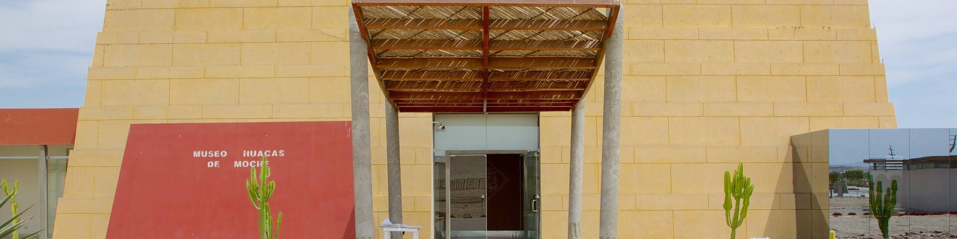 Huaca de la Luna featuring street scenes and modern architecture