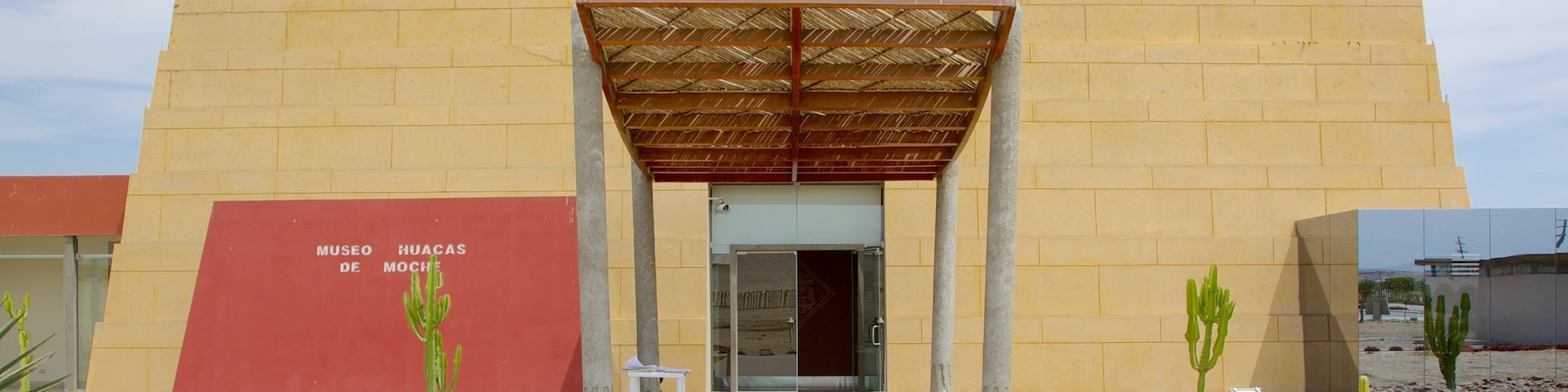 Huaca de la Luna mostrando cenas de rua e arquitetura moderna