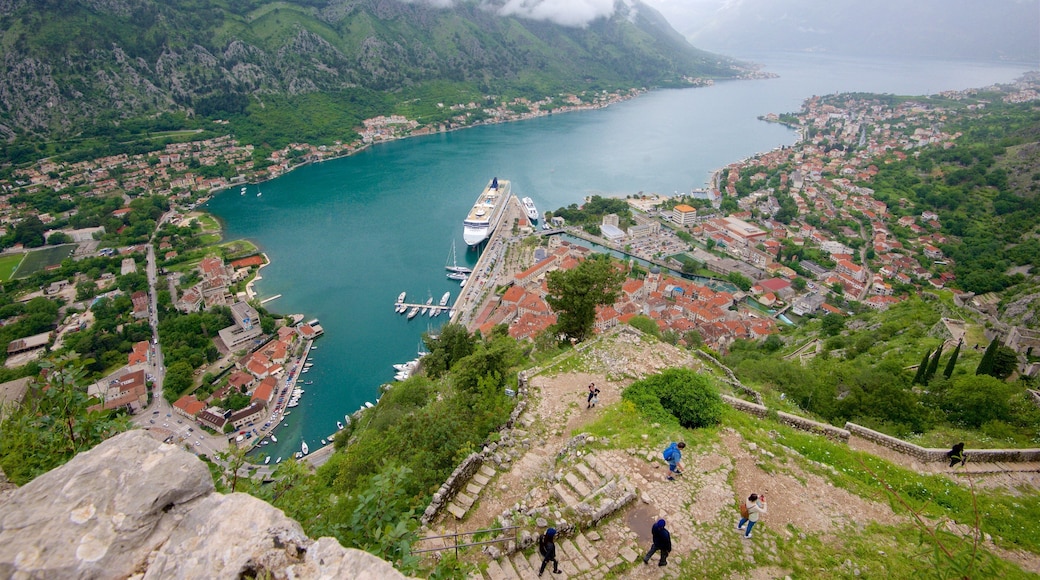 Vieux remparts de Kotor montrant ville côtière, marina et vues littorales