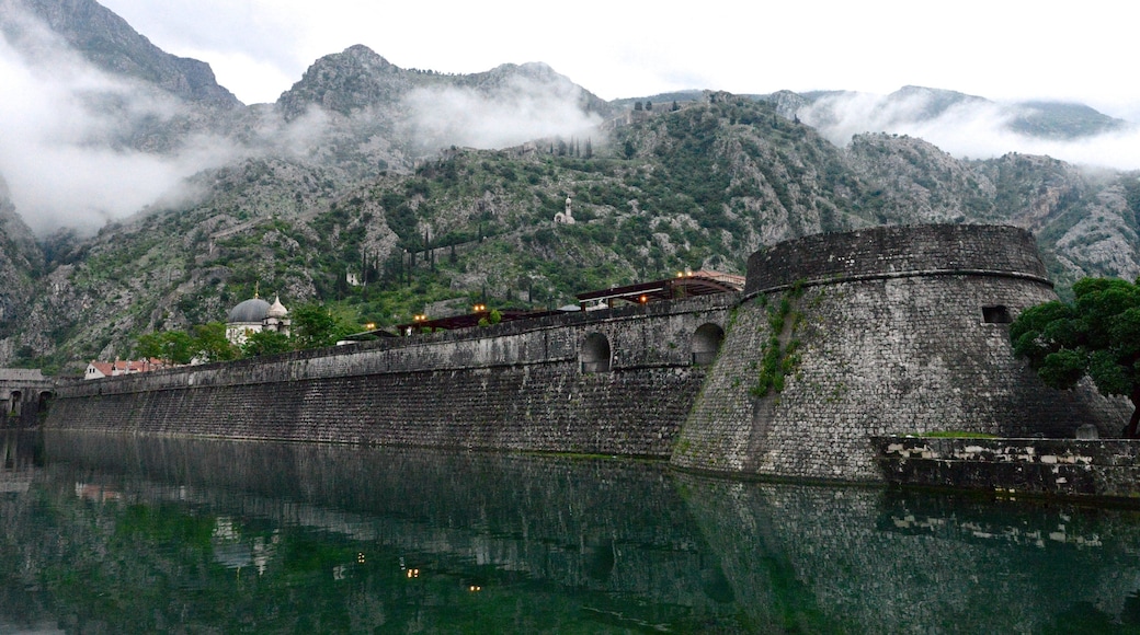 Murallas antiguas de la ciudad de Kotor