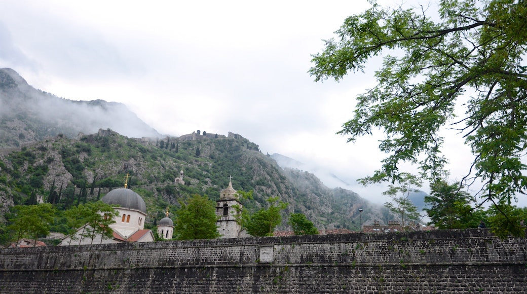 Vieux remparts de Kotor qui includes église ou cathédrale, montagnes et brume ou brouillard