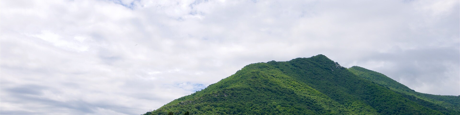 Ilha Sveti Dorde mostrando cenas tranquilas, uma cidade litorânea e imagens da ilha