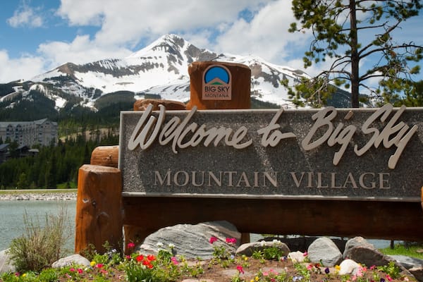 Estación de esquí Big Sky Resort mostrando montañas y señalización