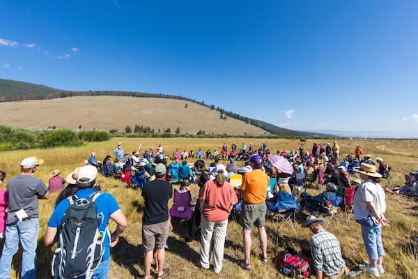 Big Hole National Battlefield johon kuuluu rauhalliset maisemat sekä suuri ryhmä ihmisiä