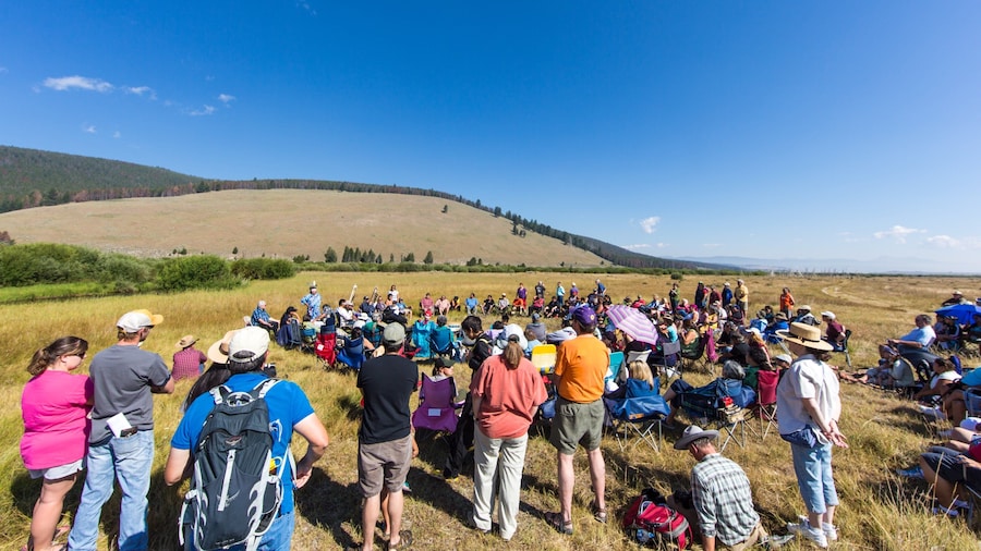 Big Hole National Battlefield que incluye situaciones tranquilas y también un grupo grande de personas