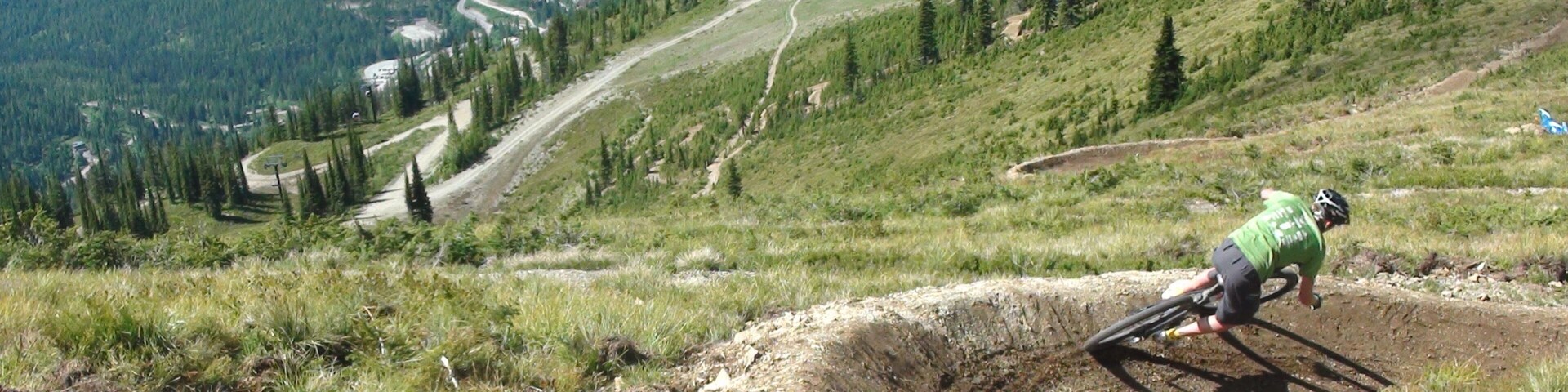 Whitefish Mountain Ski Resort que incluye ciclismo de montaña y un lago o laguna y también un hombre