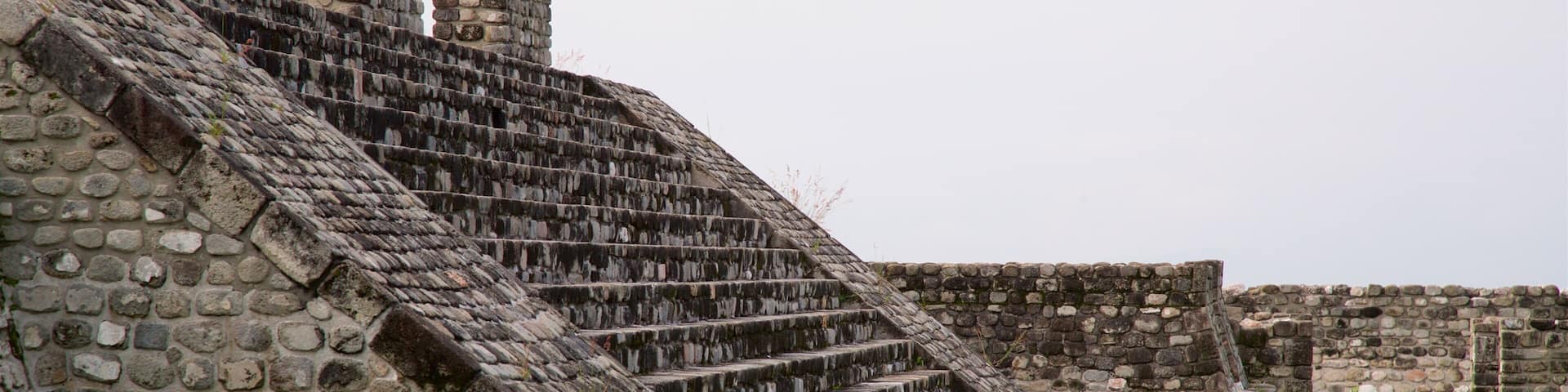 Zona monumental arqueológica de Xochicalco que incluye elementos del patrimonio y una ruina