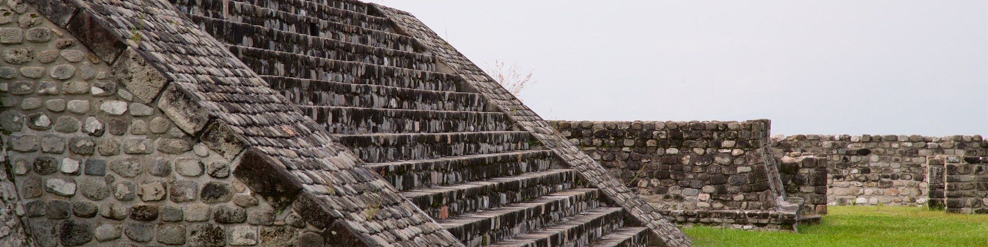 Zona monumental arqueológica de Xochicalco que incluye una ruina y elementos patrimoniales
