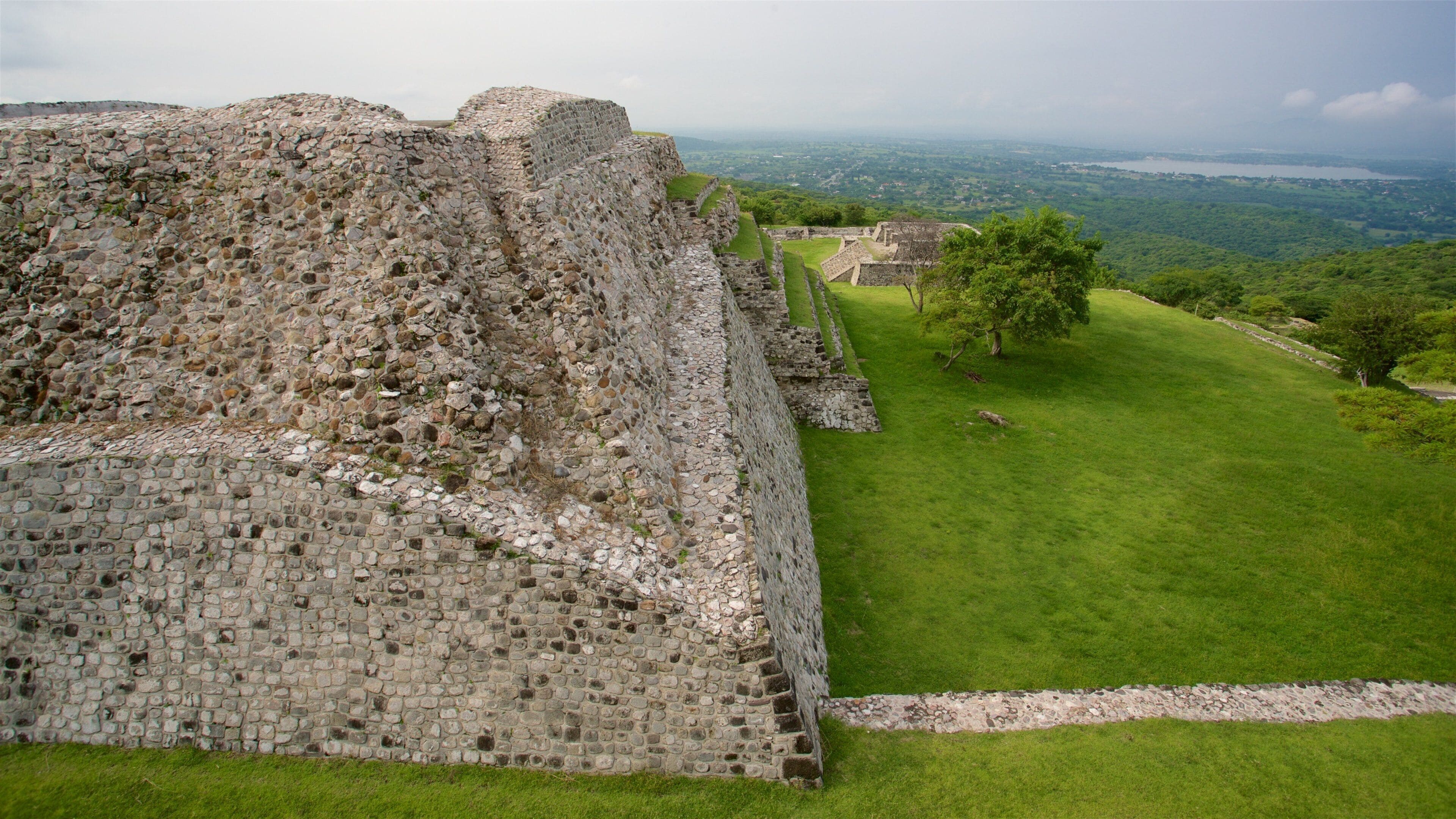 소치칼코 고고학 기념물 지역 을 보여주는 공원, 유적지 과 한적한 풍경