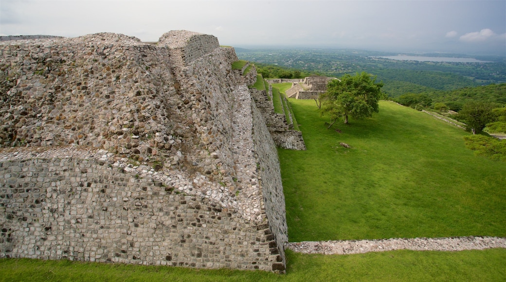 소치칼코 고고학 기념물 지역 을 보여주는 공원, 유적지 과 한적한 풍경