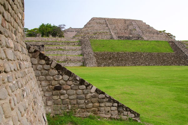 Archaeological Monuments Zone of Xochicalco welches beinhaltet Ruine und Park