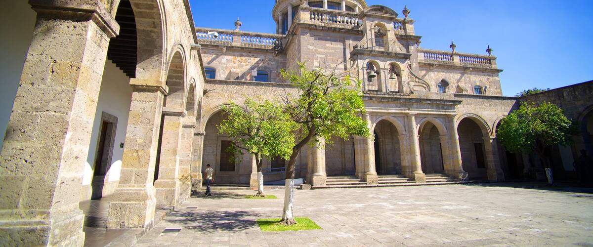 Hospicio Cabañas que incluye patrimonio de arquitectura y un castillo