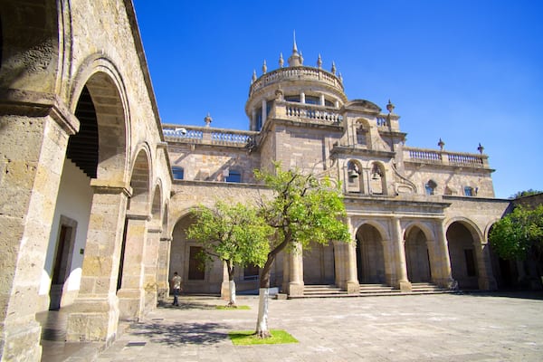 Hospicio Cabanas which includes heritage architecture and château or palace