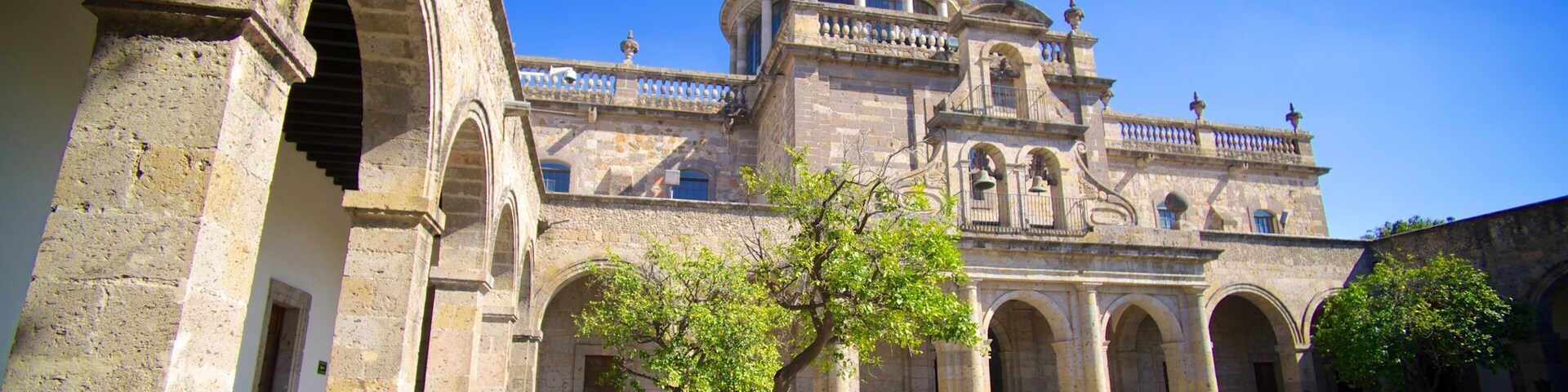 Hospicio Cabanas mostrando um castelo e arquitetura de patrimônio