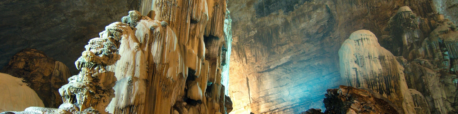 Caverna com estalactites e estalagmites.