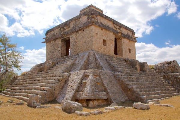 Eine steinerne Pyramidenstruktur mit flacher Spitze und einer Treppe, die zu ihr hinaufführt.