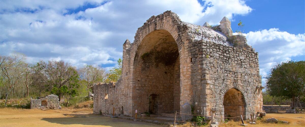 DzibilchaltĂșn qui includes patrimoine historique et bĂątiments en ruines