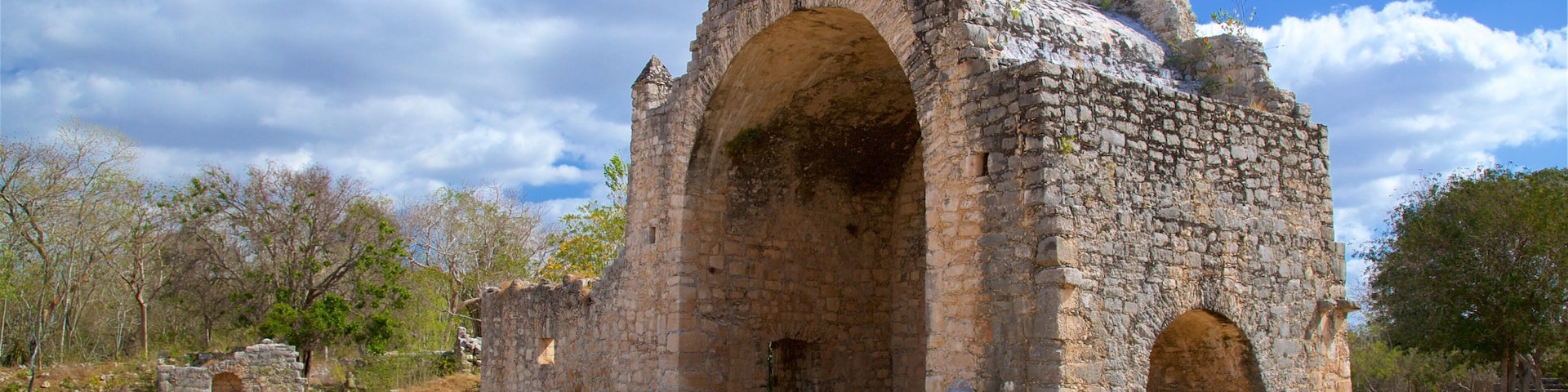 Ruínas de Dzibilchaltun caracterizando elementos de patrimônio e uma ruína