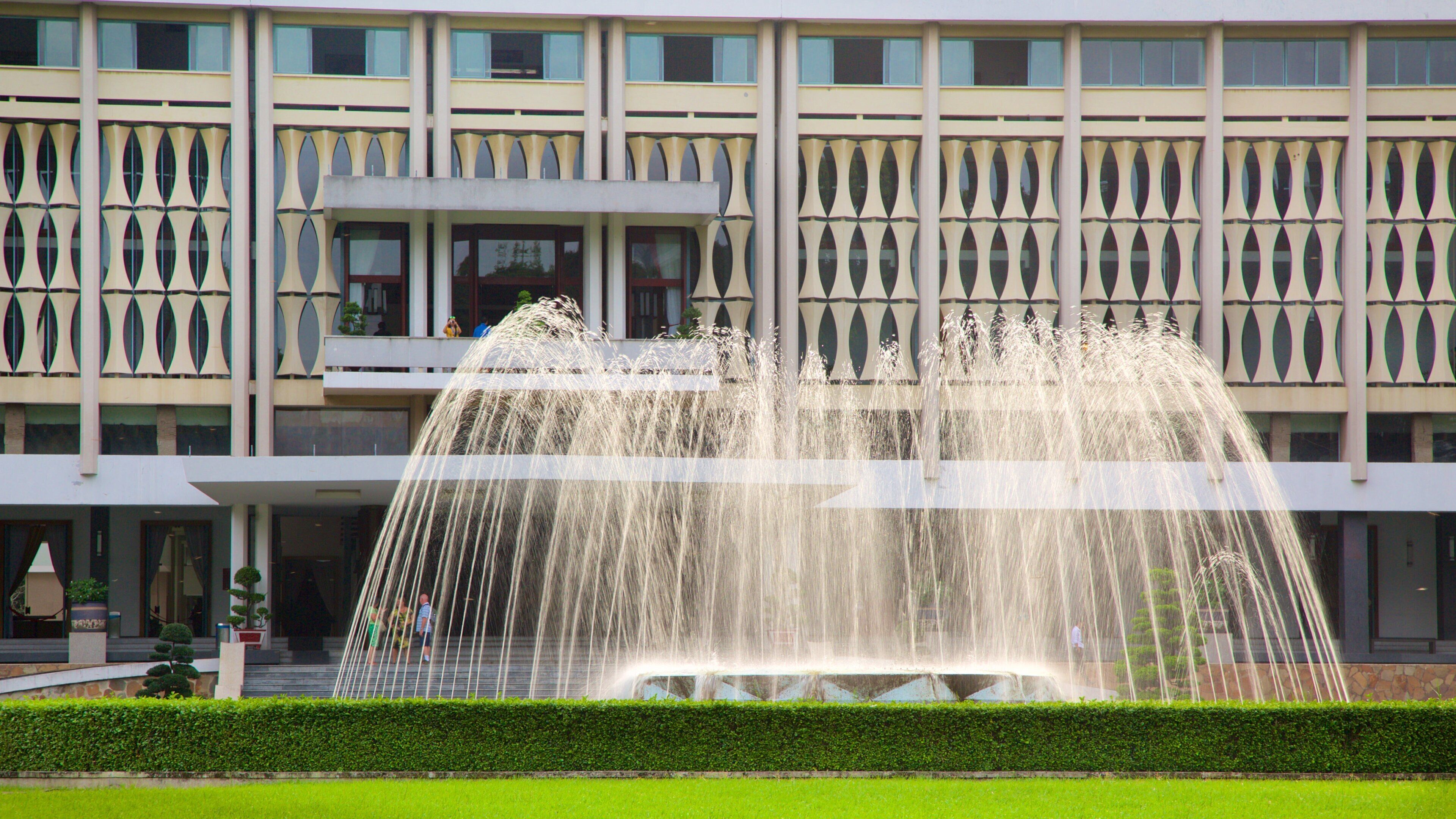 Palais de la réunification qui includes fontaine