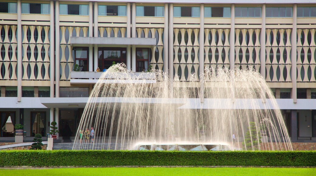 Dinh Thống Nhất presenterar en fontän