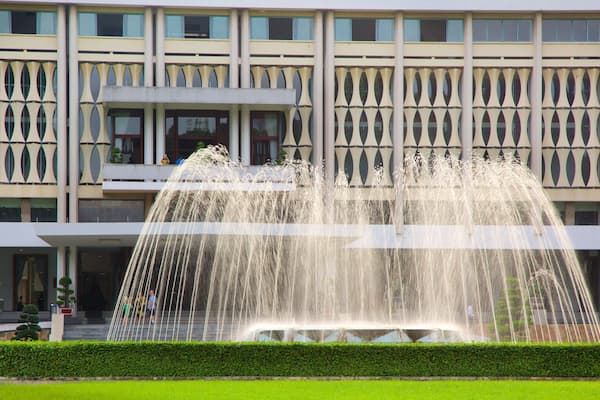 Palais de la réunification qui includes fontaine
