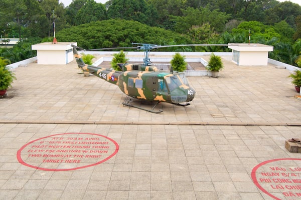 Palais de la réunification mettant en vedette avion et articles militaires