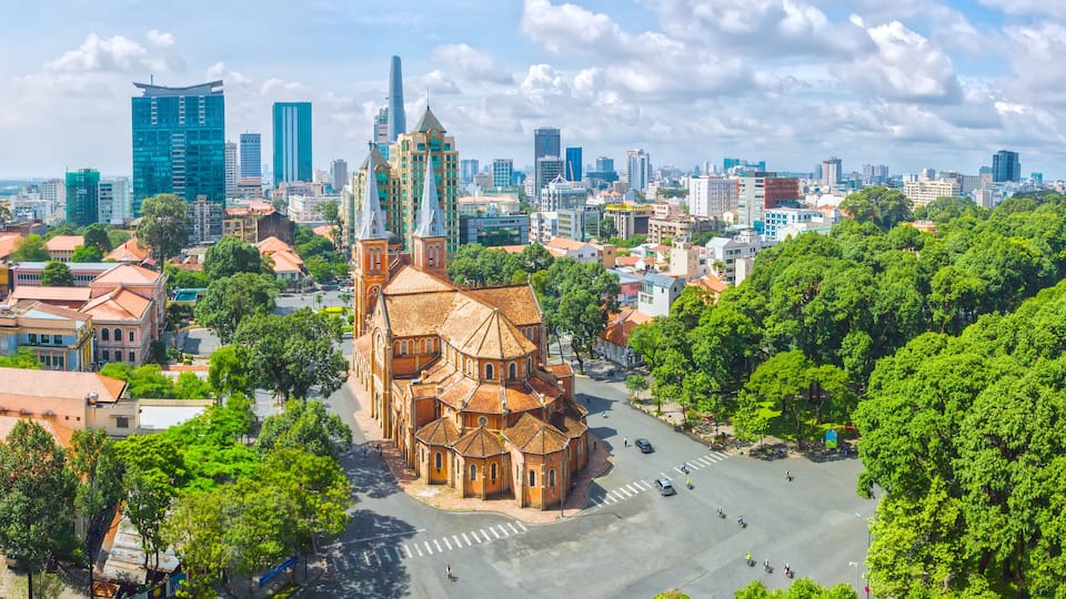 Ho Chi Minh City is a sunny day underneath Notre Dame buildings over a hundred years old, so far is the high-rise buildings for the economic development of Vietnam today