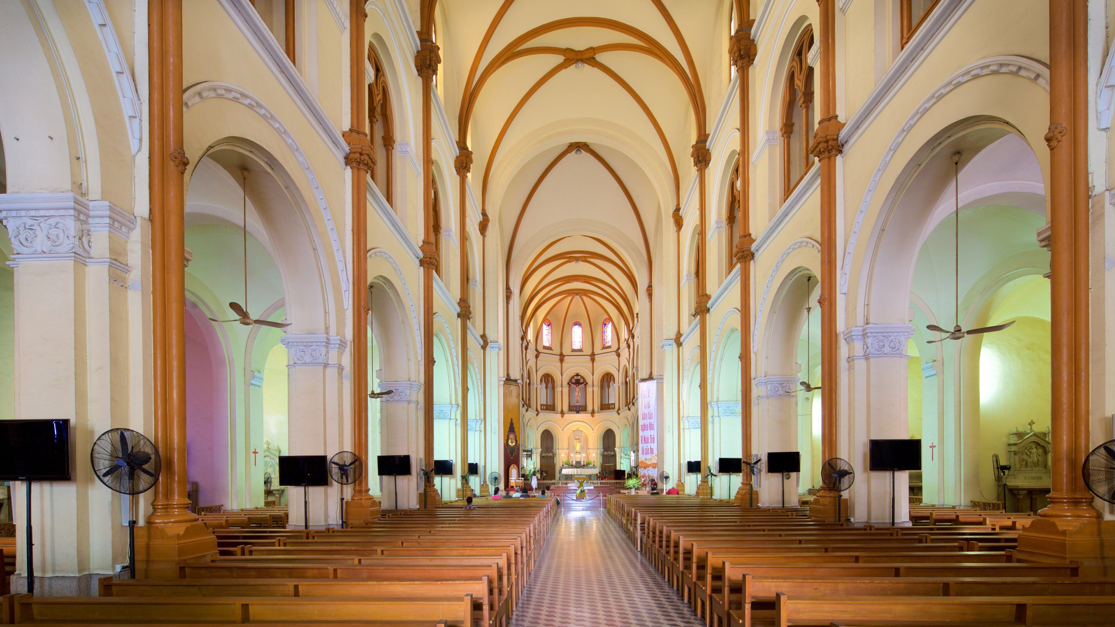 Kathedrale Notre-Dame welches beinhaltet Kirche oder Kathedrale, religiöse Elemente und Innenansichten