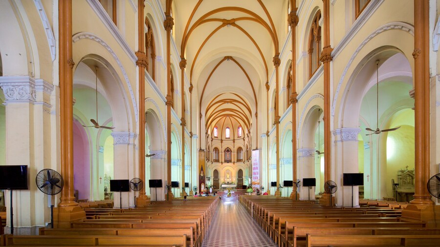 Basílica de Notre-Dame de Saigón que incluye una iglesia o catedral, elementos religiosos y vistas interiores